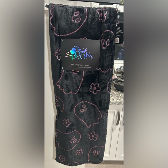 Black and Pink Ghost Throw Blanket - Picture 1 of 4